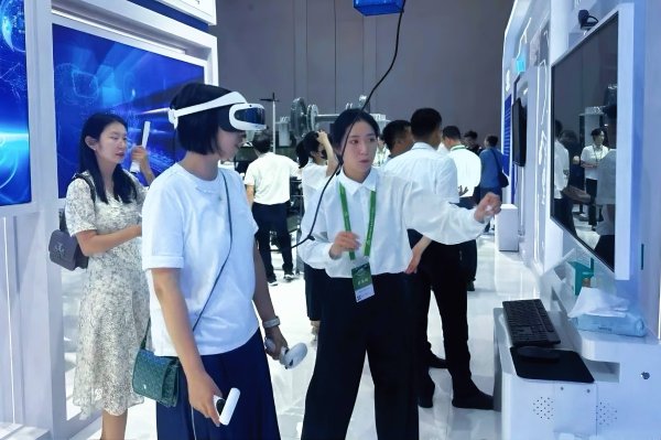 佰亿配资 从铁路到影院再到AI眼镜，DPVR智能穿戴革命还在继续