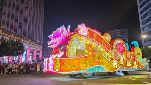 搭搭网 25辆花车“开进”环球港，上海旅游节大巡游活动来到普陀